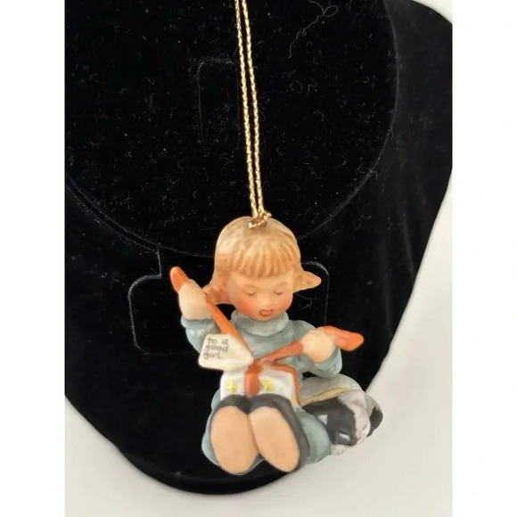 Berta Hummel Goebel "Little Gift Wrapper" Christmas Ornament 1997 - Picture 3 of 7